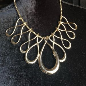 Classy gold necklace